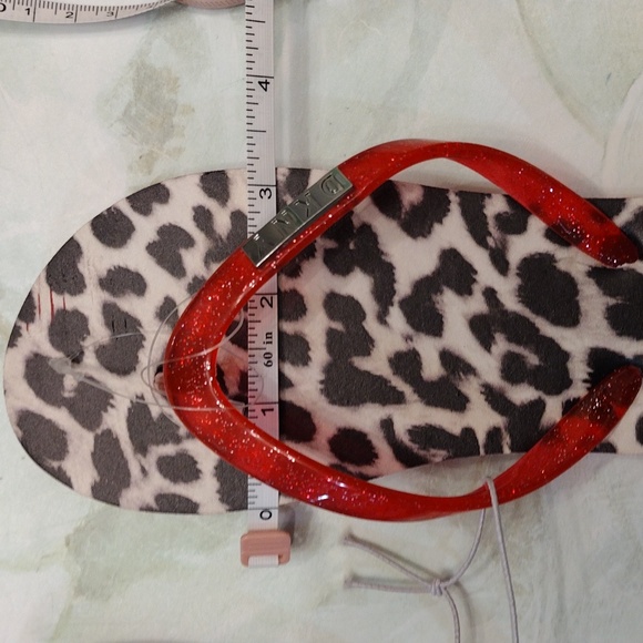 NWT DKNY Red Cheetah Print Flip Flops - Picture 9 of 9